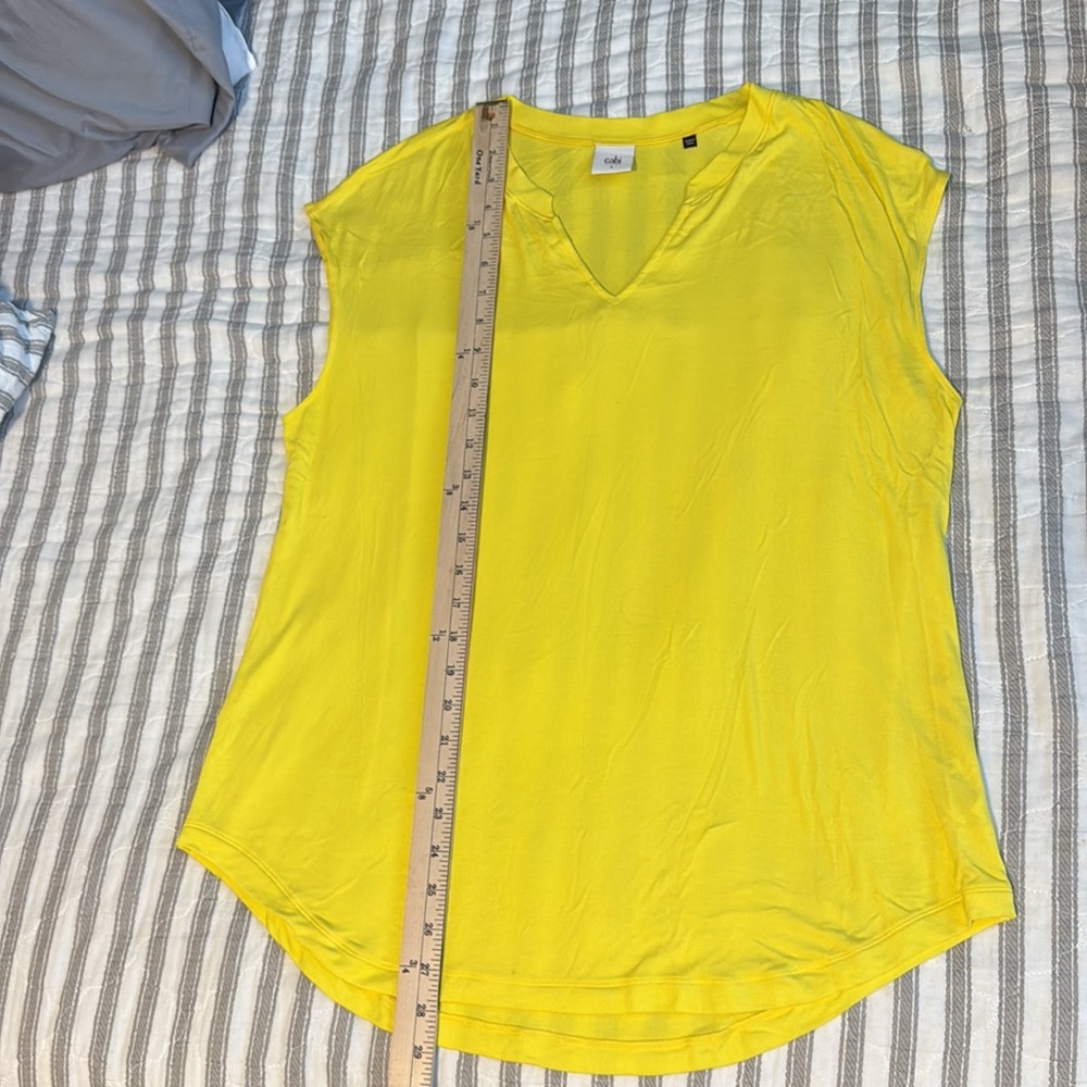 Cabi Notch Tee Buttercup - Picture 9 of 9